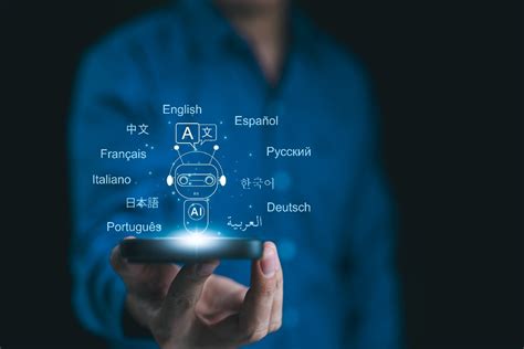 Persona che parla in un microfono con traduzione simultanea visualizzata sullo schermo