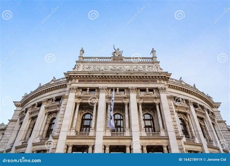 Facciata del Burgtheater di Vienna