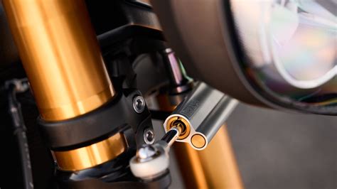 Motocicletta con ammortizzatore di sterzo elettronico in primo piano