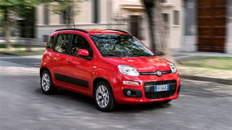 Fiat Panda Easy Hybrid in contesto urbano