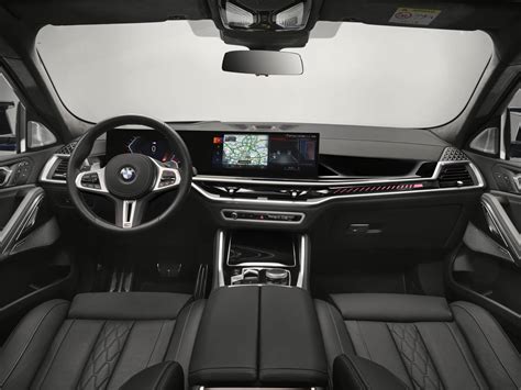 Interni moderni BMW X6 con schermi digitali