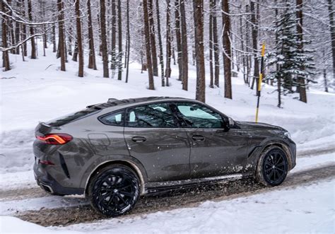 BMW X6 in movimento su strada panoramica