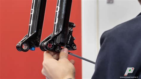 Attrezzatura comune per la manutenzione della forcella e dello sterzo di una moto