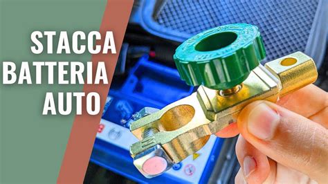 Tecnico che controlla la batteria di un veicolo con sistema Start & Stop