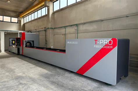 Macchina per taglio laser che lavora lamiera