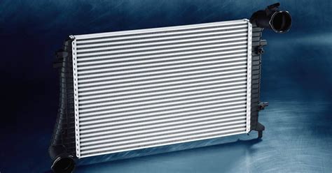 Radiatore auto esploso con componenti etichettati