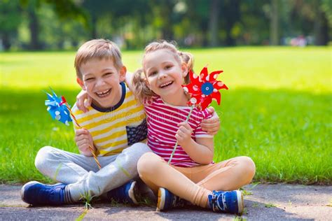 Bambini che giocano con un'auto elettrica a due posti