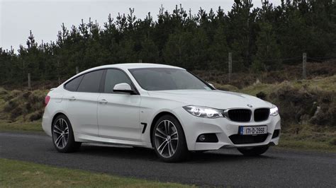 BMW 320d Coupé M Sport in curva
