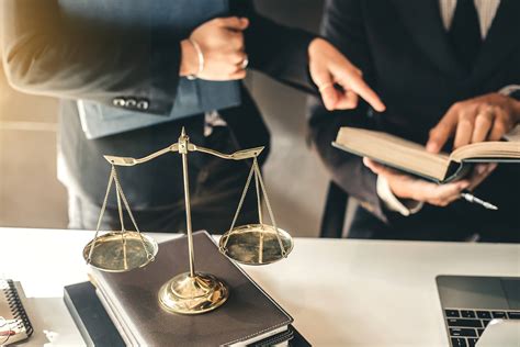Avvocato e cliente durante una consultazione