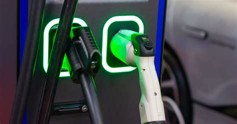 Auto elettriche in ricarica