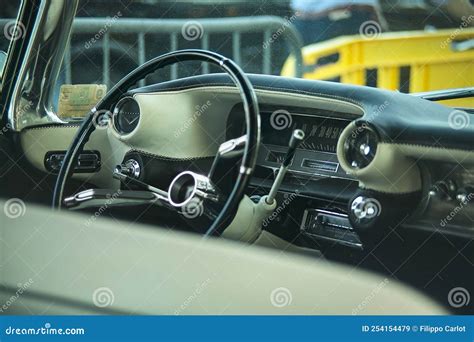Interni di un'auto con cruscotto e volante