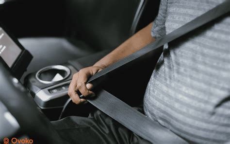 Diagramma esploso di una cintura di sicurezza automobilistica con i suoi componenti principali