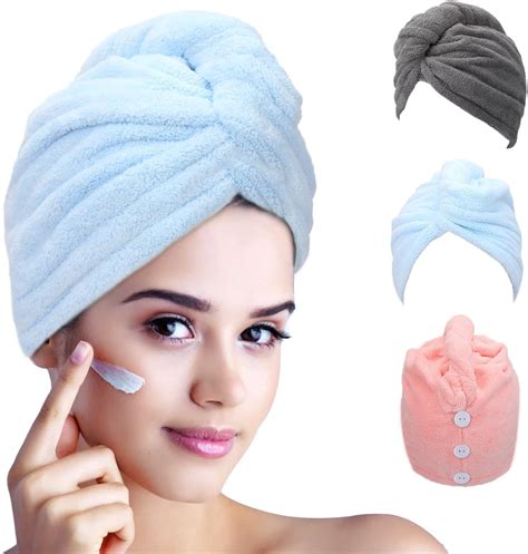 Donna con asciugamano turbante a forma di panda sui capelli