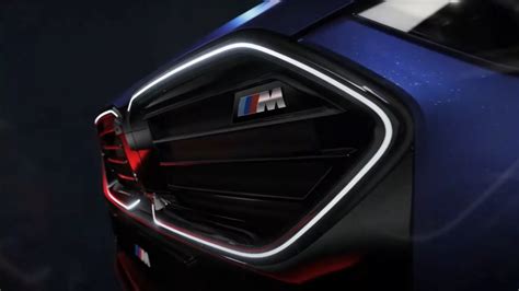 BMW X2 vista frontale con calandra illuminata