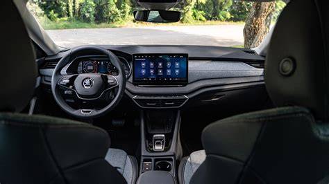 Cruscotto moderno Skoda Octavia con sistema infotainment