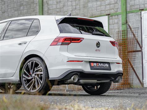 Volkswagen Golf 8 GTI con scarico diretto