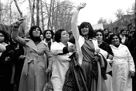 Donne in protesta velo