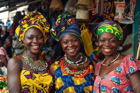Donne africane con bidoni d'acqua