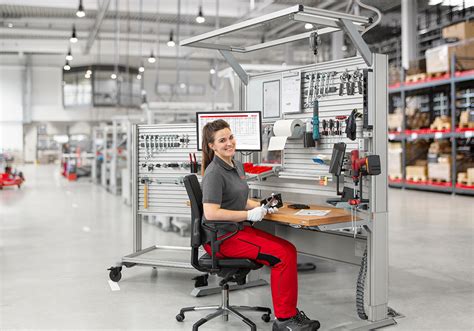 Postazione di lavoro organizzata con Seiton: strumenti al loro posto