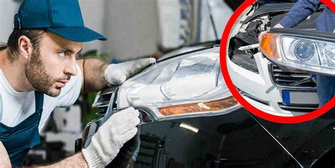 Meccanico che regola i fari dell'auto