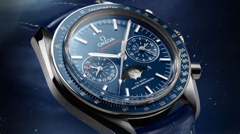 Interno di un concessionario Omega di lusso con orologi in esposizione