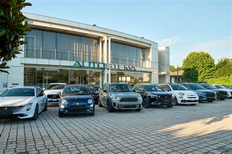 Auto nuove e usate in esposizione in concessionaria