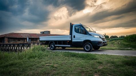 Iveco Daily che sterza in una città