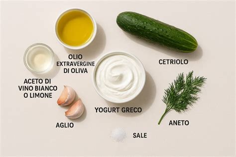 Ingredienti freschi per tzatziki: yogurt, cetrioli, aglio e aneto