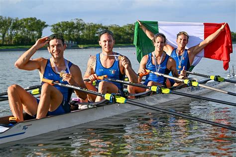 Squadra italiana di canottaggio festeggia una vittoria