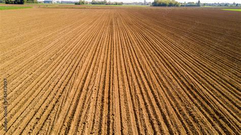 Scenario di un campo arato con attrezzature di precisione in Puglia