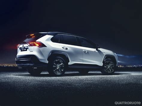 Vista laterale della quinta generazione Toyota RAV4