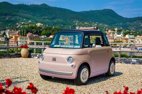 Fiat Topolino rosa in un contesto urbano