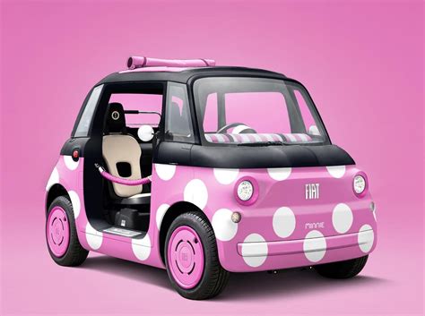 Vista laterale della Fiat Topolino rosa con dettagli nautici