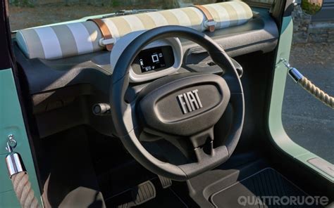 Interni della Fiat Topolino rosa con accenti retrò