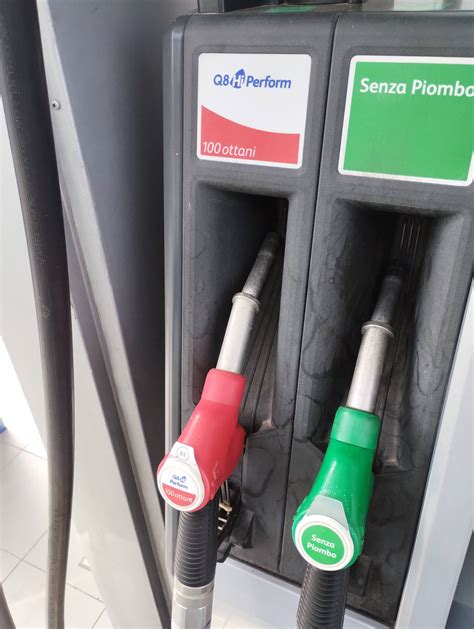 Pompa di benzina con etichetta 100 ottani