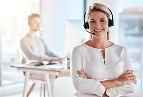 Ufficio assistenza clienti con persone che interagiscono