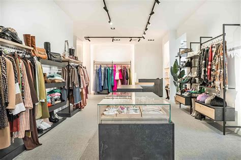 Interno di un negozio di abbigliamento professionale