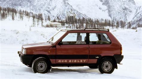 Dettaglio del logo Sisley sui poggiatesta del restomod