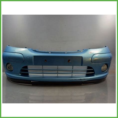 Dettaglio del paraurti e specchietto in Azzurro Blu del restomod