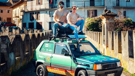 Fiat Panda 4x4 impegnata in un rally nel deserto