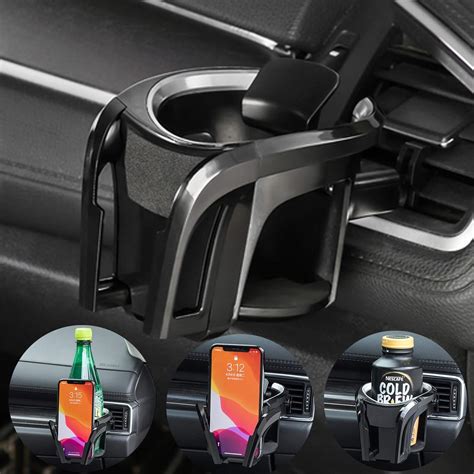 Interno di un'auto con evidenza dei portabevande e vani