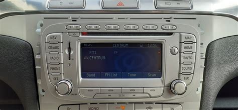 schema del cruscotto Ford Mondeo Mk3 con focus su unità radio e controlli clima