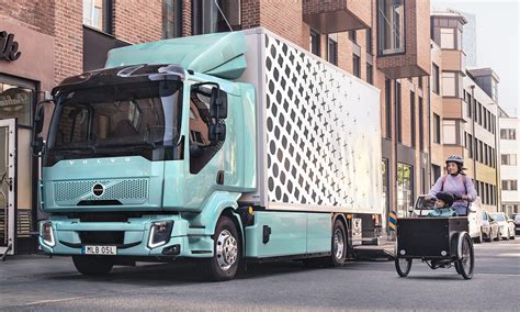 Volvo FL in azione in un contesto urbano