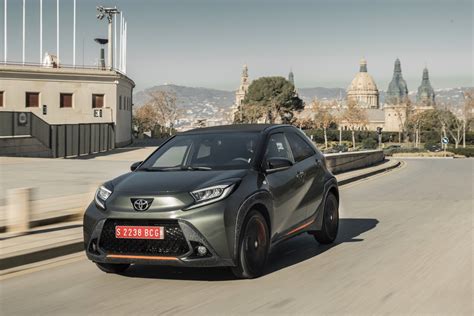Toyota Aygo X su strada extraurbana