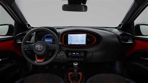 Interni della Toyota Aygo X con dettagli tecnologici