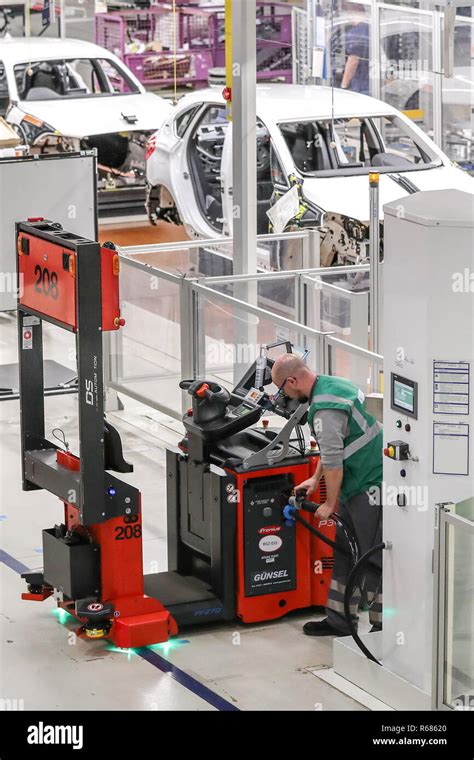 Collaudatore Pirelli in azione su un veicolo di prova