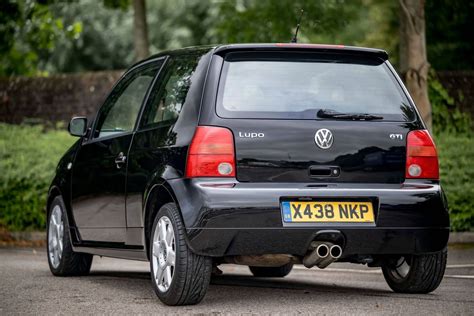 Volkswagen Lupo GTI esposta come auto d'epoca a un raduno