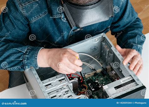 Officina moderna con personale tecnico