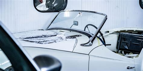 Primo piano di un'auto d'epoca in fase di restauro