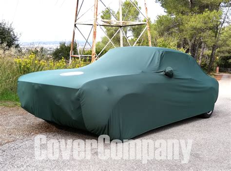 Dettaglio di un telo copriauto personalizzato con logo Volvo